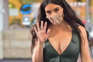 Kim Kardashian khoe ngực đầy trên phố