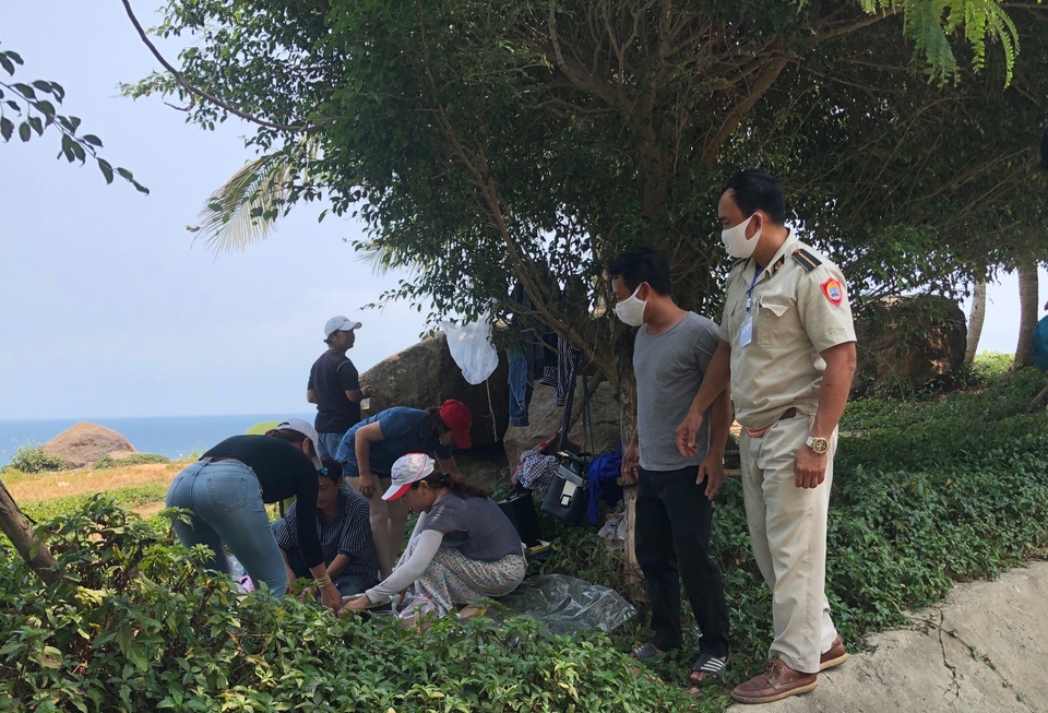 Nhắc nam thanh niên đeo khẩu trang, người bảo vệ bị đánh bầm mặt - 2 Nhắc nam thanh niên đeo khẩu trang, người bảo vệ bị đánh bầm mặt - 2