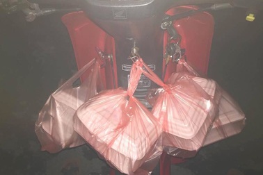 Shipper "cày cuốc" xuyên đêm, hốt bạc mùa World Cup