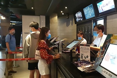 Khách ít mua vé máy bay, vé xem phim, ví điện tử “tụt” doanh thu