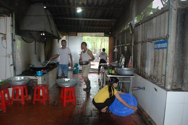 Chế biến và nấu suất ăn công nghiệp ngay trên miệng cống thoát nước