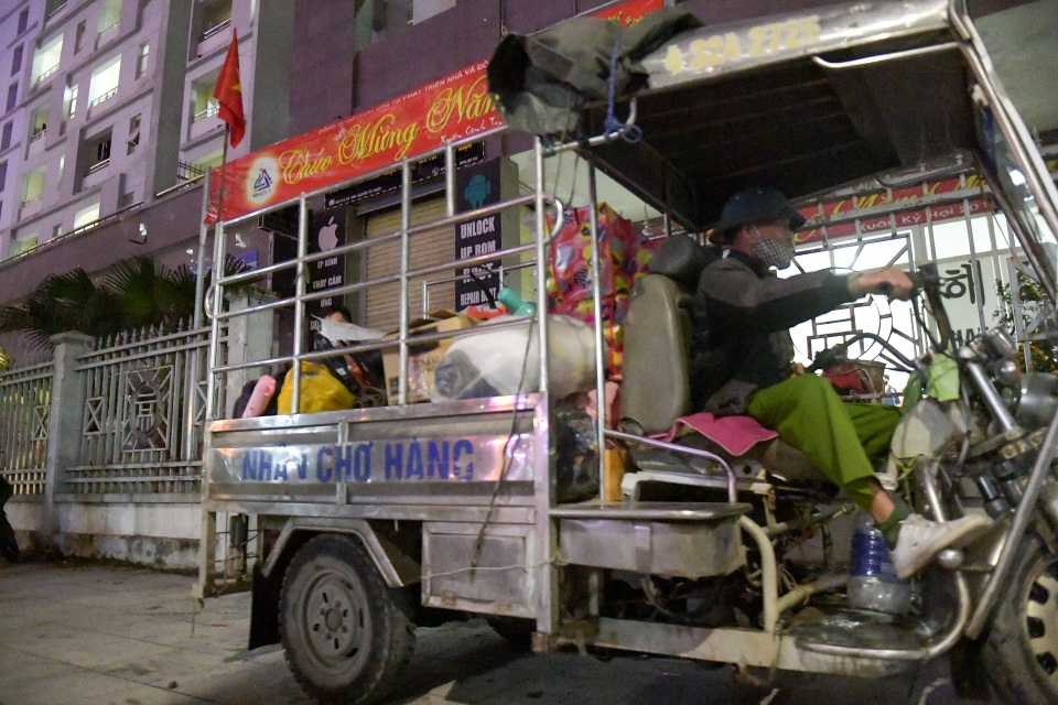 Sinh viên khu KTX Mỹ Đình rời đi trong đêm nhường chỗ cách ly Covid-19 - 11 Sinh viên khu KTX Mỹ Đình rời đi trong đêm nhường chỗ cách ly Covid-19 - 11