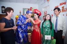 Kỹ sư người Anh say nắng cô gái Việt, vượt đại dương để cầu hôn bằng được