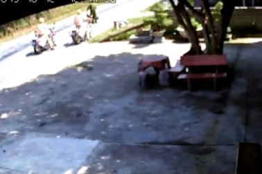 CSGT dọn 2 bao tải rác nằm “chỏng chơ” giữa đường