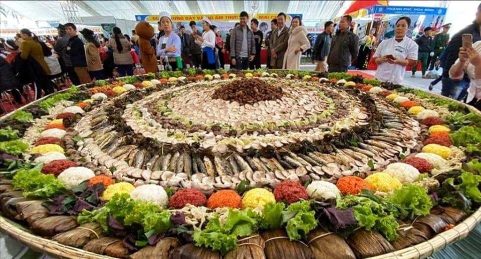 “Mâm cỗ lá truyền thống của người Mường lớn nhất Việt Nam” - 2 “Mâm cỗ lá truyền thống của người Mường lớn nhất Việt Nam” - 2
