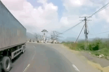 Vượt ẩu trên đường đèo, phượt thủ lao thẳng vào đầu xe tải
