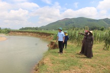 Sạt lở bờ sông khiến nhiều diện tích hoa màu “biến mất”, dân nơm nớp lo sợ