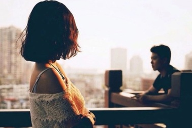 Đến thăm bố vợ cũ, tôi lặng người khi nhìn thấy bức ảnh treo trên tường nhà
