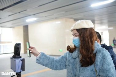 3 giây quét mã QR bằng "mắt thần" ở ga Cát Linh - Hà Đông