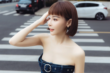 Hoa hậu Hải Dương phối trang phục trẻ trung xuống phố