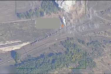 Khoảnh khắc bom thông minh Nga phá hủy đoàn tàu vũ khí Ukraine