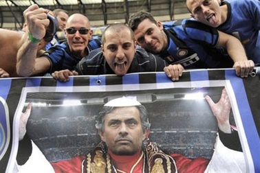 Chùm ảnh: CĐV Inter "phát cuồng" với cú ăn 3 vĩ đại