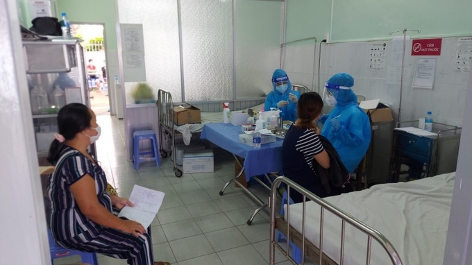 Đối với bệnh COVID-19, ngân sách nhà nước chi trả chi phí khám chữa bệnh bao gồm tiền khám bệnh, tiền giường, dịch vụ kỹ thuật, thuốc (trừ thuốc Remdesivir 100mg, Molnupiravir 400mg đã được Sở Y tế cấp), máu, dịch truyền... theo hướng dẫn của Bộ Y tế