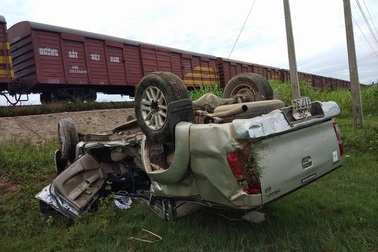 Tàu hỏa tông ô tô văng xa hàng chục mét, 2 người thương vong