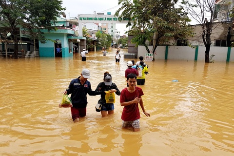 Hơn 500 bệnh nhân bị nước lũ cô lập