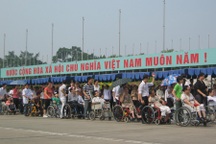 Những người ngồi xe lăn vào Lăng viếng Bác