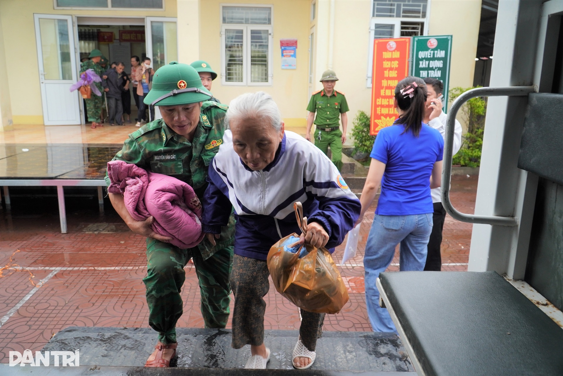 Nhà từng tan hoang do cơn bão lịch sử, dân mong bão Kajiki qua nhẹ nhàng - 5 Nhà từng tan hoang do cơn bão lịch sử, dân mong bão Kajiki qua nhẹ nhàng - 5