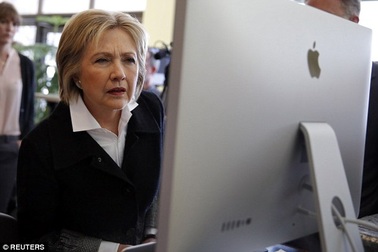 Hé lộ người đứng sau vụ rò rỉ email của bà Clinton