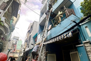 Cảnh sát giải cứu hai người mắc kẹt trong đám cháy ở TPHCM