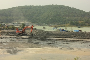 Tìm thấy thi thể công nhân 5 ngày nằm dưới lòng hồ xỉ thải