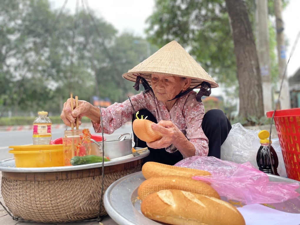 Bà cụ bán bánh mì thịt 5.000 đồng bao no cho người nghèo - 1