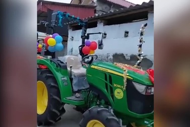 Cặp đôi Thanh Hóa rước dâu bằng dàn "siêu xe" máy cày gây "sốt" mạng