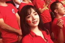 Chân dung đời thường xinh đẹp của nữ CĐV Việt gây sốt báo Hàn
