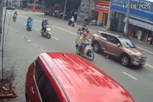 Người đàn ông "tung cước" làm nữ tài xế xe ôm ngã nhào ở Bình Dương