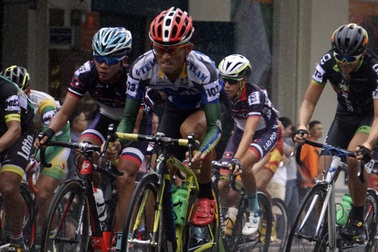 Hình ảnh cua-rơ đội mưa bứt tốc bên hồ Gươm