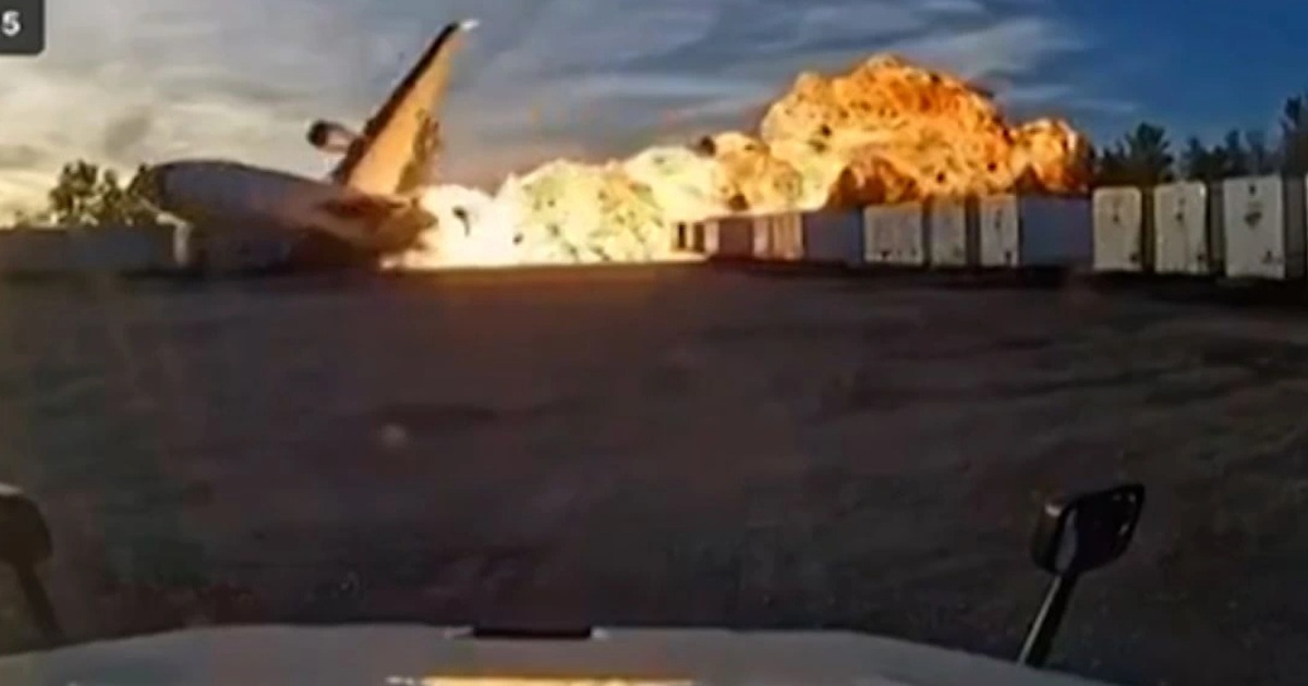 Máy bay Mỹ rơi động cơ trước khi lao xuống đất làm 11 người chết