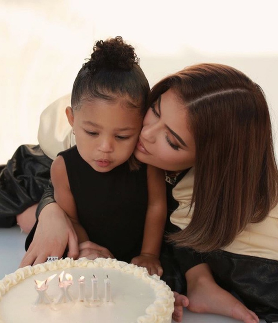 Kylie Jenner sành điệu bế con ra phố - 7 Kylie Jenner sành điệu bế con ra phố - 7