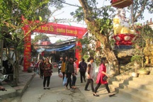 Bé sơ sinh bị bỏ rơi gần đền Đôi Cô