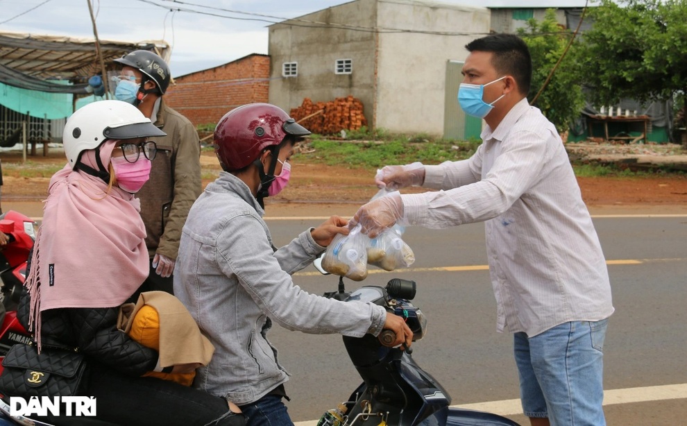 Người dân Đắk Nông nấu nồi bắp 0 đồng phục vụ bà con đi đường về quê - 2 Người dân Đắk Nông nấu nồi bắp 0 đồng phục vụ bà con đi đường về quê - 2