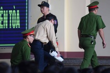 Bị cáo Phan Văn Vĩnh và Nguyễn Thanh Hóa đều rời phòng xử án vì "tăng huyết áp"