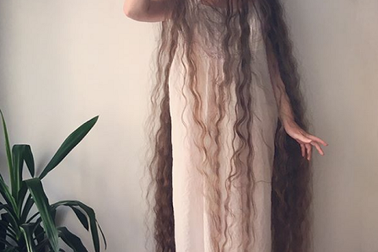 Cô gái tóc siêu dài không gội đầu suốt 20 năm