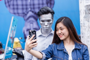 Ngỡ ngàng trước dàn trai lạ “đốn tim thiếu nữ” trên đường phố Hà Nội và Sài Gòn