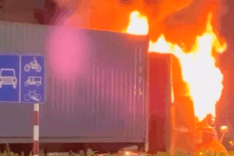 Cháy xe đầu kéo trên đường huyết mạch ở TPHCM