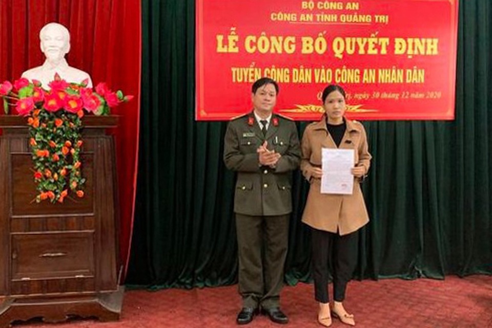 Vợ liệt sĩ công an hy sinh khi làm nhiệm vụ cứu nạn được tuyển dụng - 1 Vợ liệt sĩ công an hy sinh khi làm nhiệm vụ cứu nạn được tuyển dụng - 1