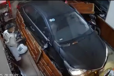 Ô tô lao thẳng vào nhà dân, đỗ "gọn" trong phòng khách