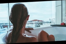 Khách sạn cao cấp xin lỗi khách vì phòng tắm có thể nhìn "xuyên thấu"