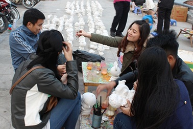 “Thổi hồn” cho tượng ở Hồ Tây