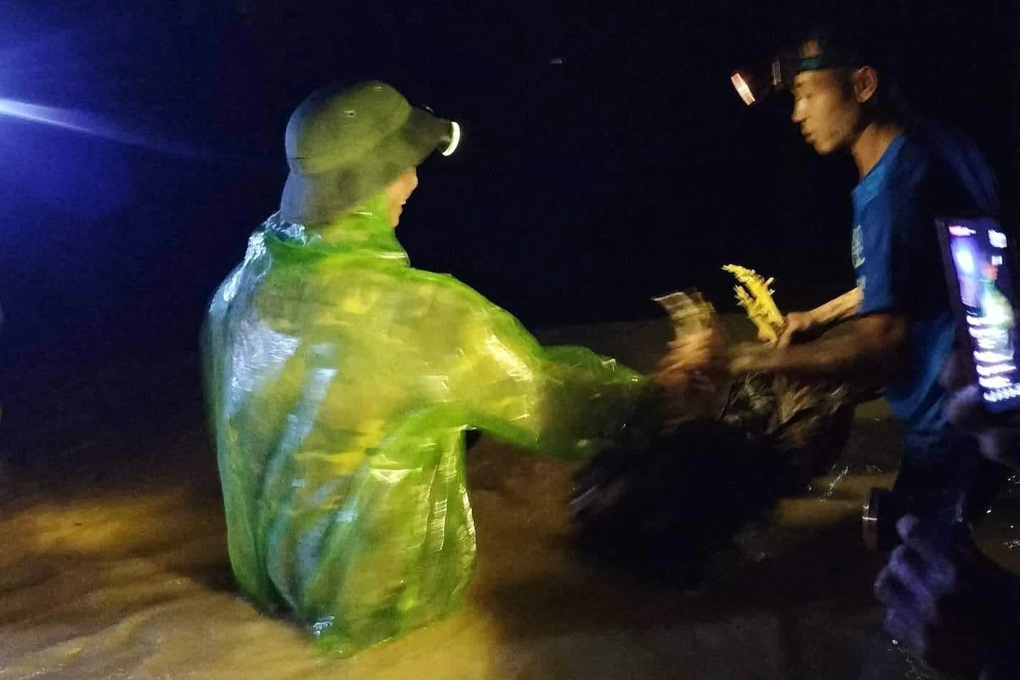 Nước dâng ngang chân rồi ngang bụng, tôi chỉ kịp ôm hai con chạy - 2 Nước dâng ngang chân rồi ngang bụng, tôi chỉ kịp ôm hai con chạy - 2
