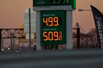 Vì sao Mỹ xuất khẩu dầu nhưng giá xăng vẫn chao đảo vì Trung Đông?