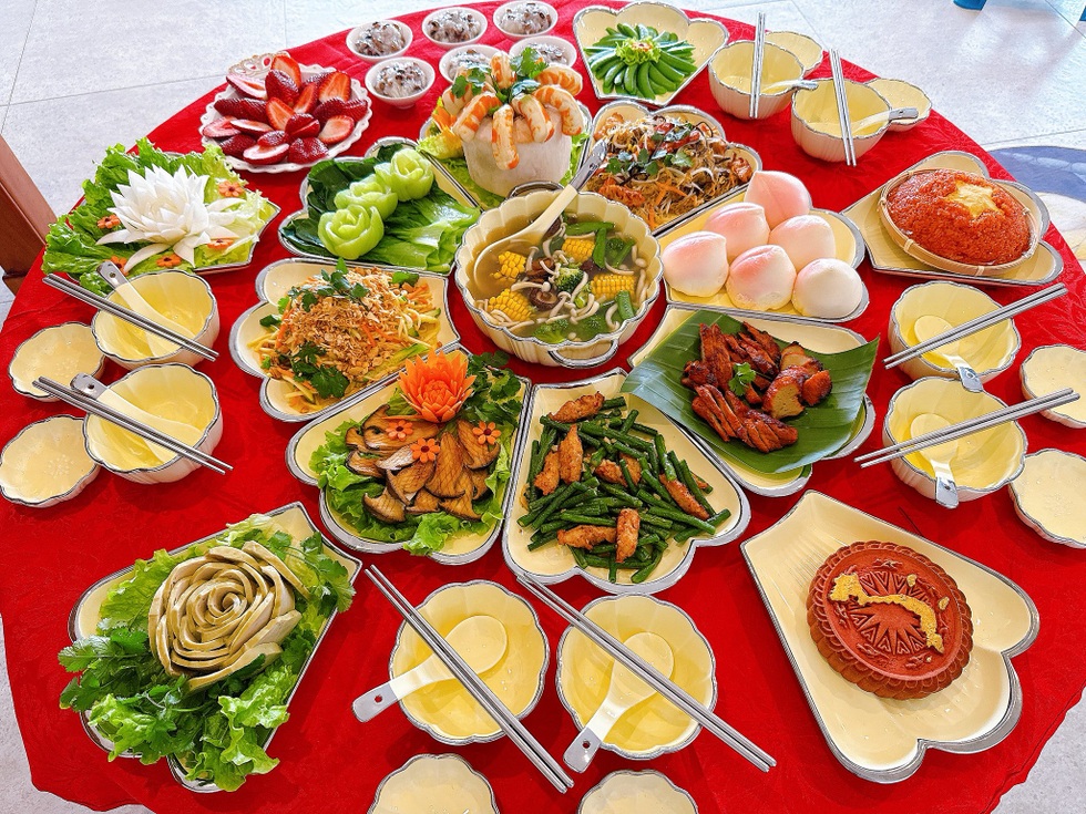 Cô gái Hà Nội ở Australia làm mâm cỗ chay 13 món đẹp mắt cúng rằm tháng 7