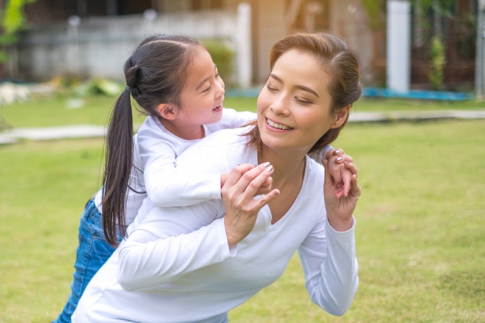 Con gái tò mò hỏi: "Con sinh ra từ đâu", mẹ trẻ bình tĩnh đáp 1 câu khiến ai nấy ngợi khen vì quá thông minh - Ảnh 1. Con gái tò mò hỏi: "Con sinh ra từ đâu", mẹ trẻ bình tĩnh đáp 1 câu khiến ai nấy ngợi khen vì quá thông minh - Ảnh 1.