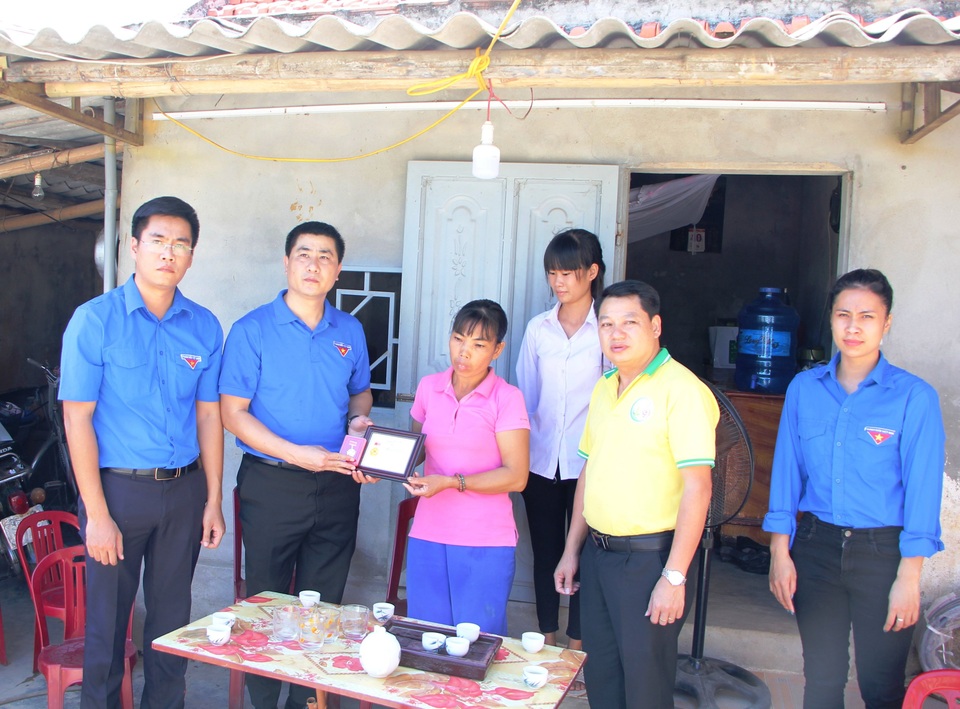 Truy tặng huy hiệu “Tuổi trẻ dũng cảm” cho cậu học trò quên mình cứu bạn - 3 Truy tặng huy hiệu “Tuổi trẻ dũng cảm” cho cậu học trò quên mình cứu bạn - 3