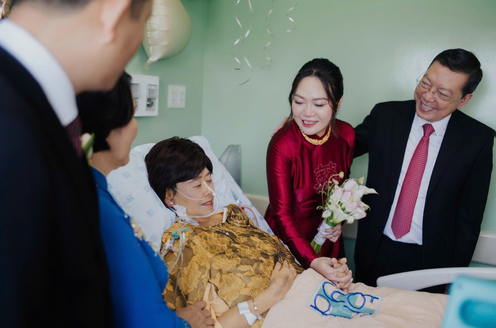 Con gái tổ chức lễ cưới đặc biệt, làm cô dâu bên giường hồi sức của mẹ - 2 Con gái tổ chức lễ cưới đặc biệt, làm cô dâu bên giường hồi sức của mẹ - 2