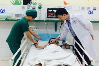 Bé trai 13 tuổi bị vỡ đại tràng vì bạn bơm hơi vào hậu môn