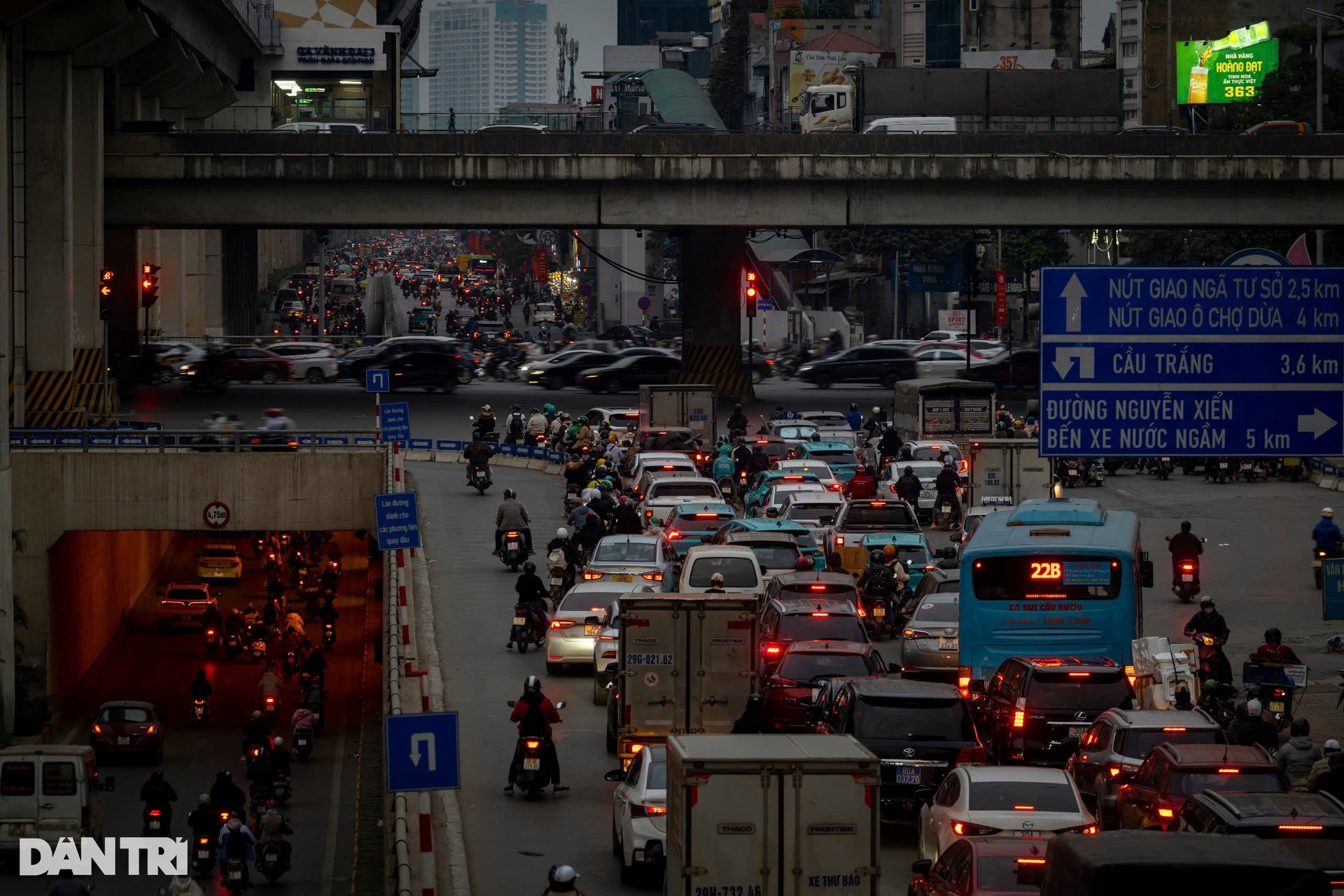 Đường phố Hà Nội, TPHCM ùn tắc cả ngày lẫn đêm dịp cận Tết Nguyên đán - 2 Đường phố Hà Nội, TPHCM ùn tắc cả ngày lẫn đêm dịp cận Tết Nguyên đán - 2