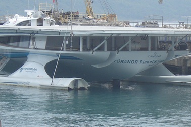 Tàu năng lượng mặt trời lớn nhất thế giới cập cảng Nha Trang